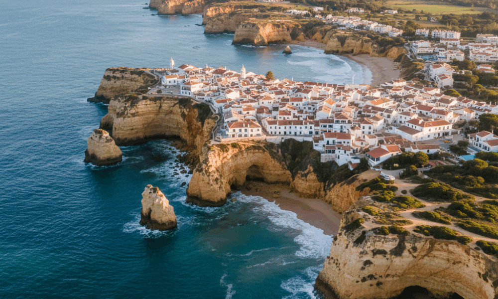 explorez la carte du sud du portugal et découvrez les sites incontournables de cette magnifique région en 2025. plages, villages charmants et paysages exceptionnels vous attendent.