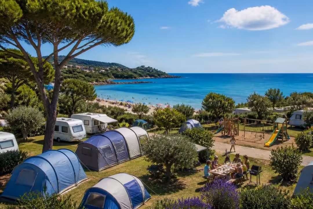 découvrez notre sélection de campings familiaux sur la méditerranée, alliant confort, loisirs et services adaptés pour des vacances inoubliables en famille.
