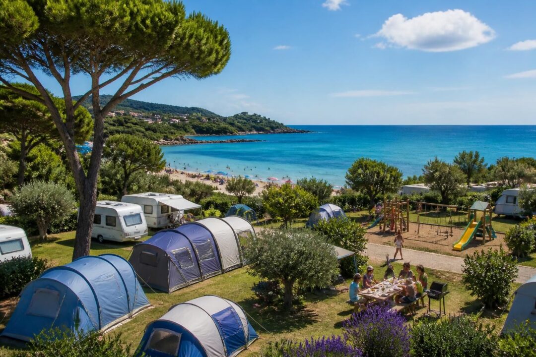 découvrez notre sélection de campings familiaux sur la méditerranée, alliant confort, loisirs et services adaptés pour des vacances inoubliables en famille.