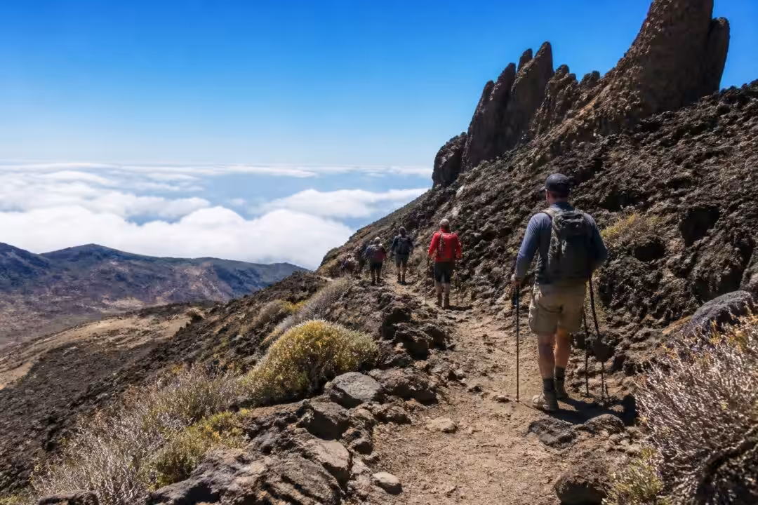 découvrez notre guide complet pour une randonnée réussie au teide, le plus haut sommet de tenerife. conseils, parcours et astuces pour une ascension inoubliable.