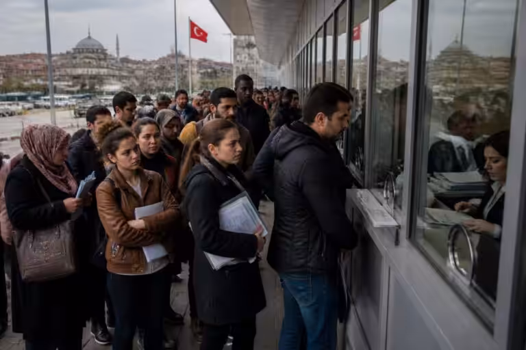 découvrez comment l'accès au visa schengen pour l'europe devient de plus en plus difficile en turquie dans notre reportage international détaillé.