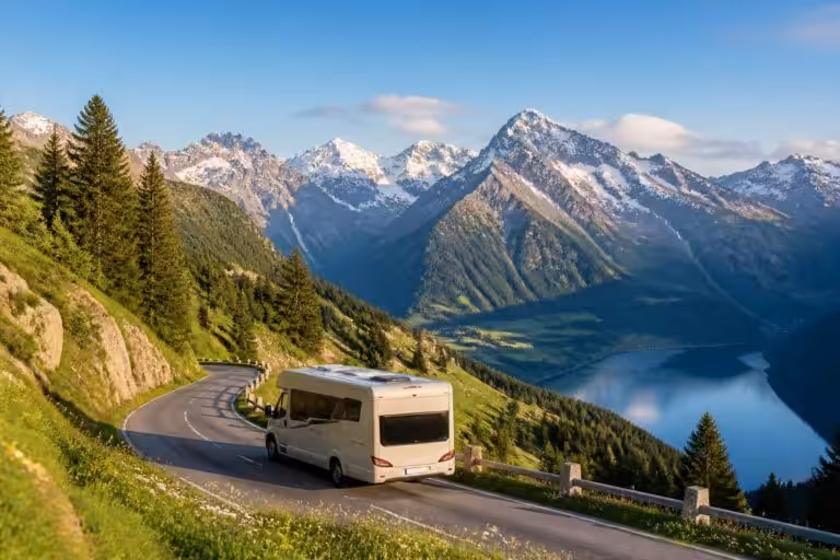 découvrez un itinéraire inoubliable en camping-car à travers les magnifiques paysages des grisons en suisse, alliant nature, culture et aventure.