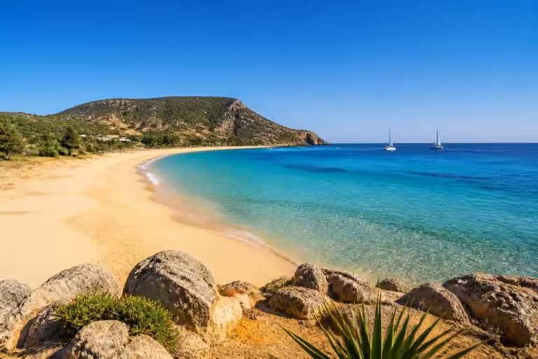 explorez porto santo, l'escapade secrète d'europe, une île méconnue offrant plages idylliques, nature préservée et authenticité. parfait pour une aventure unique loin des foules.