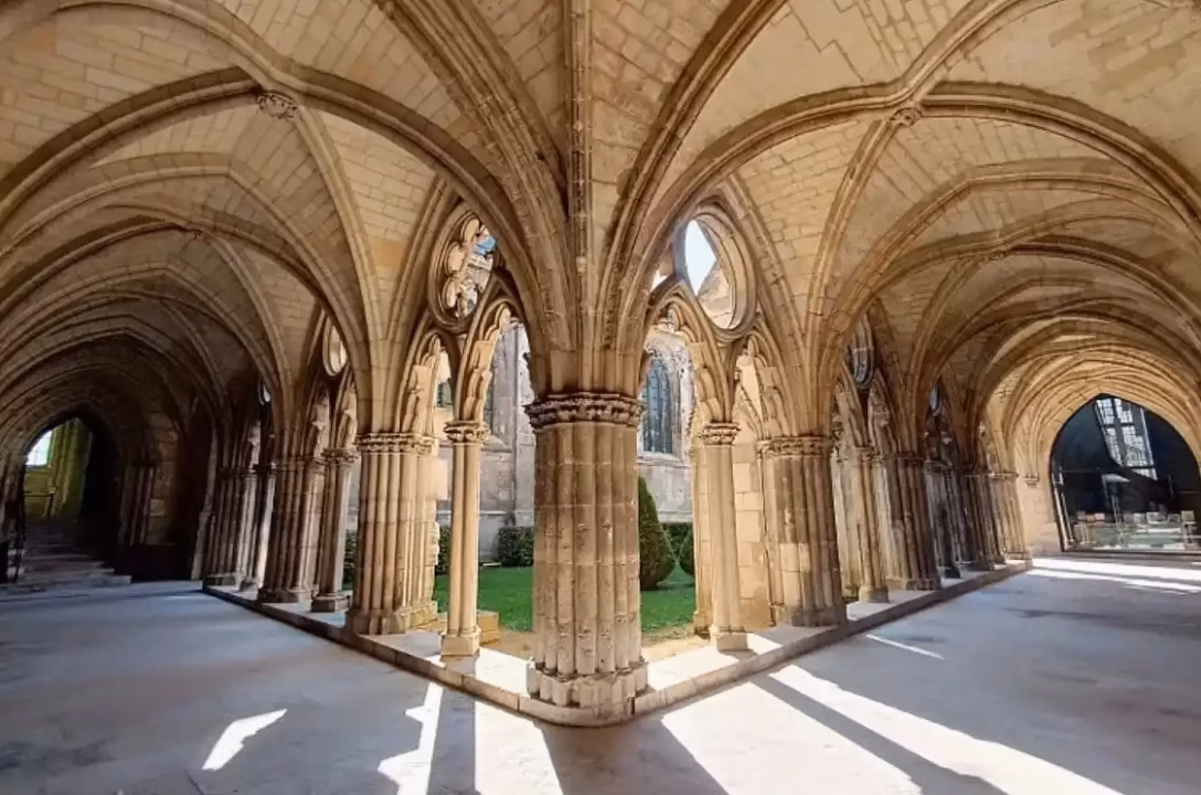 Visiter la Cathédrale de Chartres : guide pratique pour voir les vitraux en photo