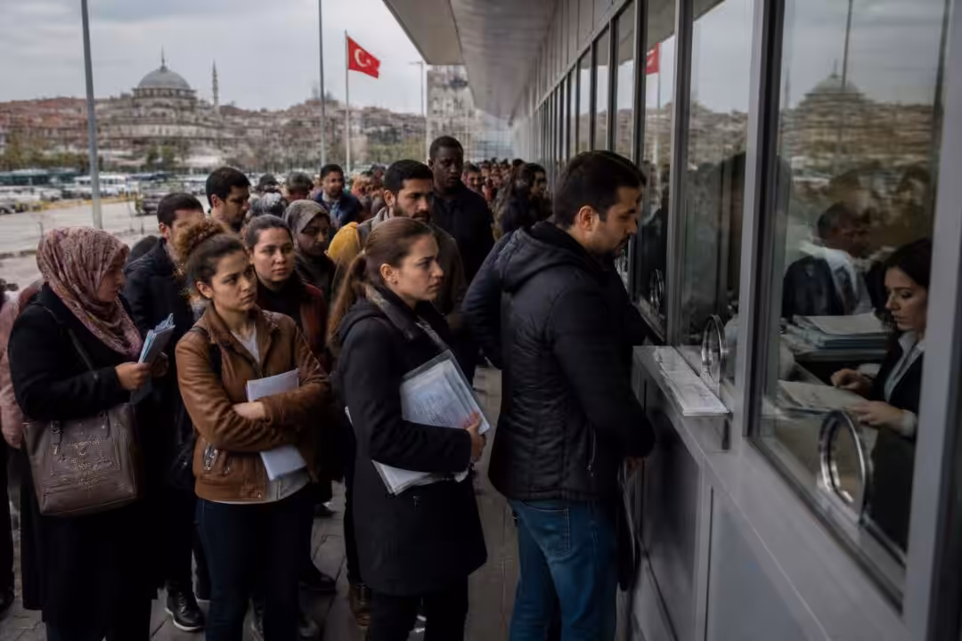 découvrez comment l'accès au visa schengen pour l'europe devient de plus en plus difficile en turquie dans notre reportage international détaillé.